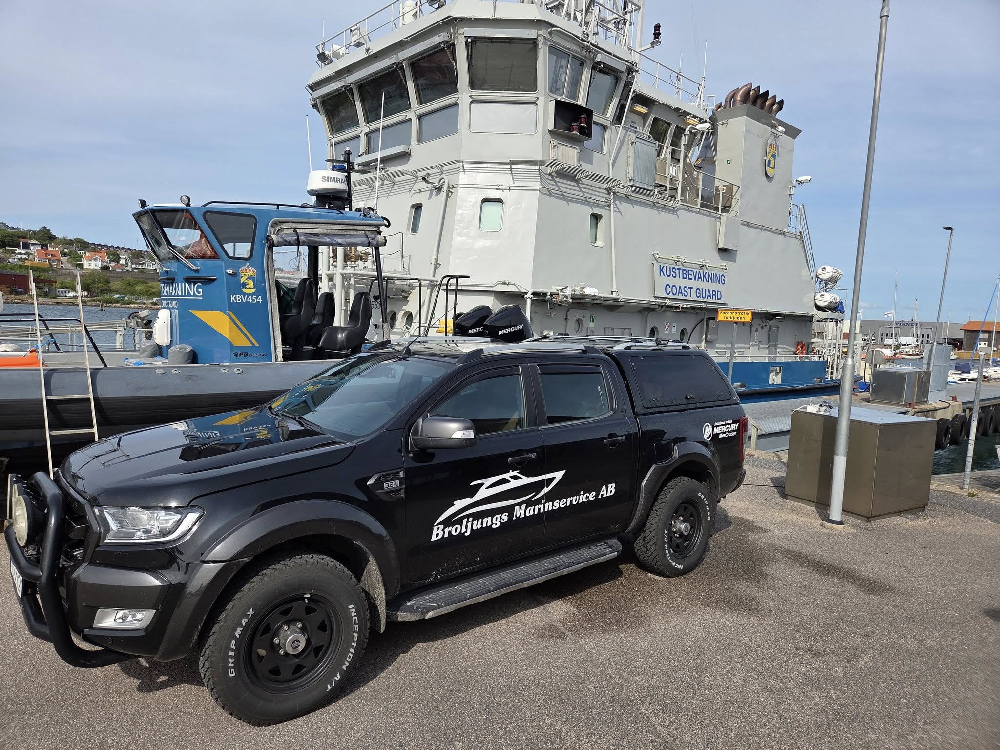 Broljungs Marinservice servicebil vid kajen i Grundsunds hamn